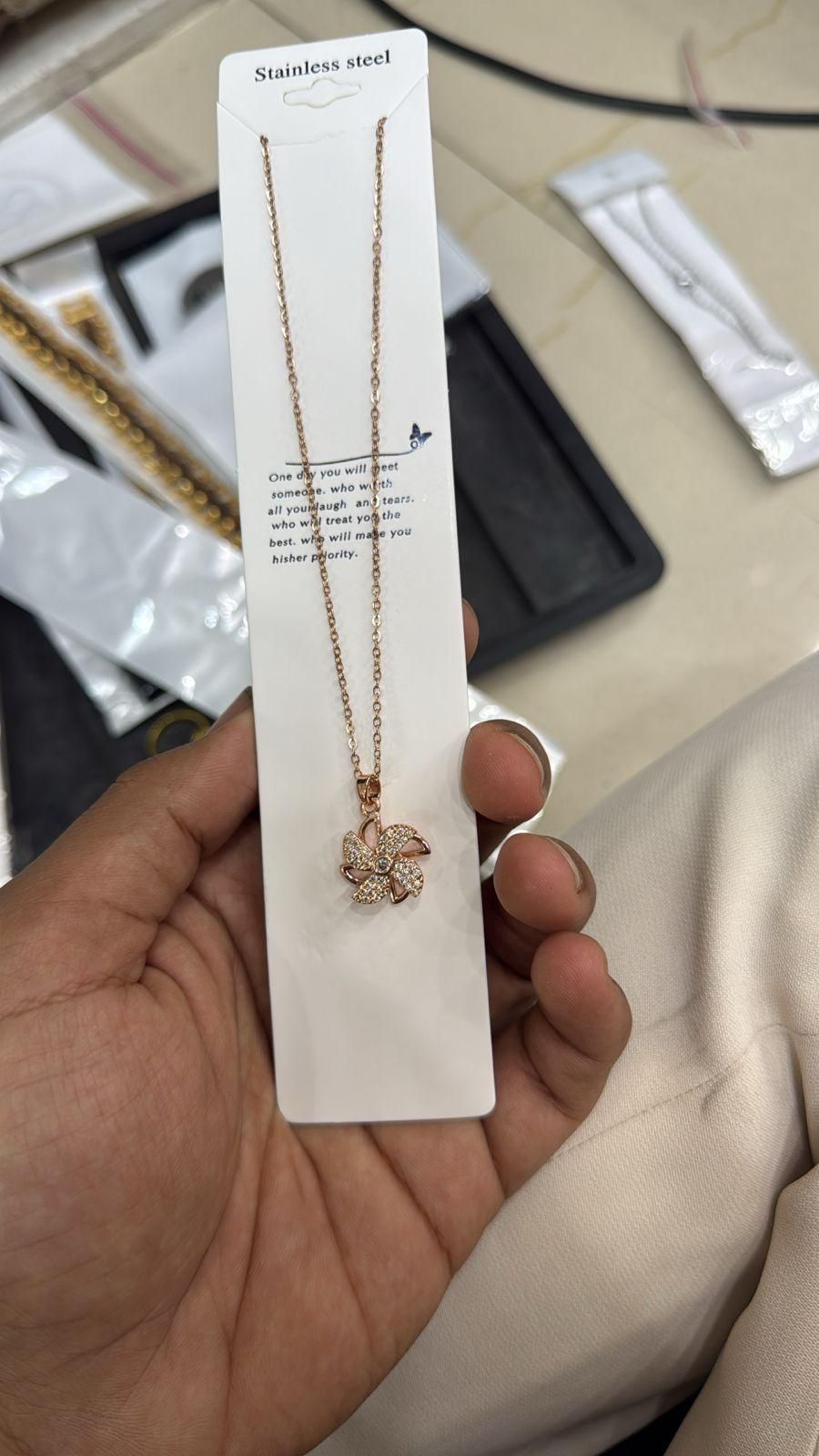TwirlBloom™ Rotating Flower Necklace – A Stunning, Elegant Must-Have