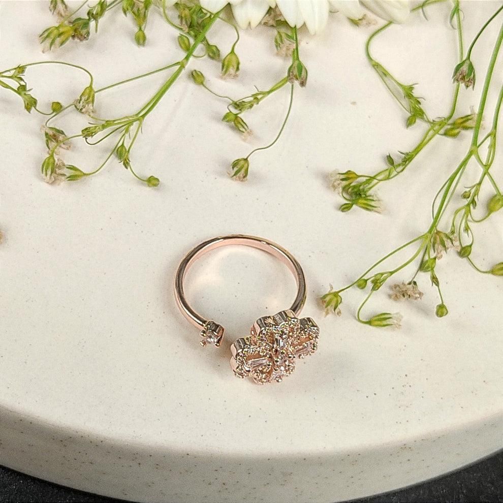 LuckyGleam™ Four-Leaf Clover Spinning Gold Ring – Elegant & Stylish Jewelry