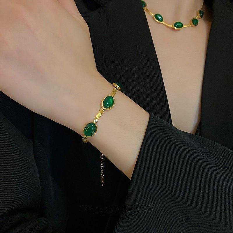 EmeraldGleam™ Oval Green Crystal Pendant Necklace & Bracelet Set – Elegance Redefined