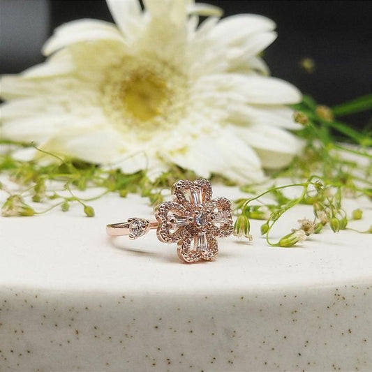 LuckyGleam™ Four-Leaf Clover Spinning Gold Ring – Elegant & Stylish Jewelry