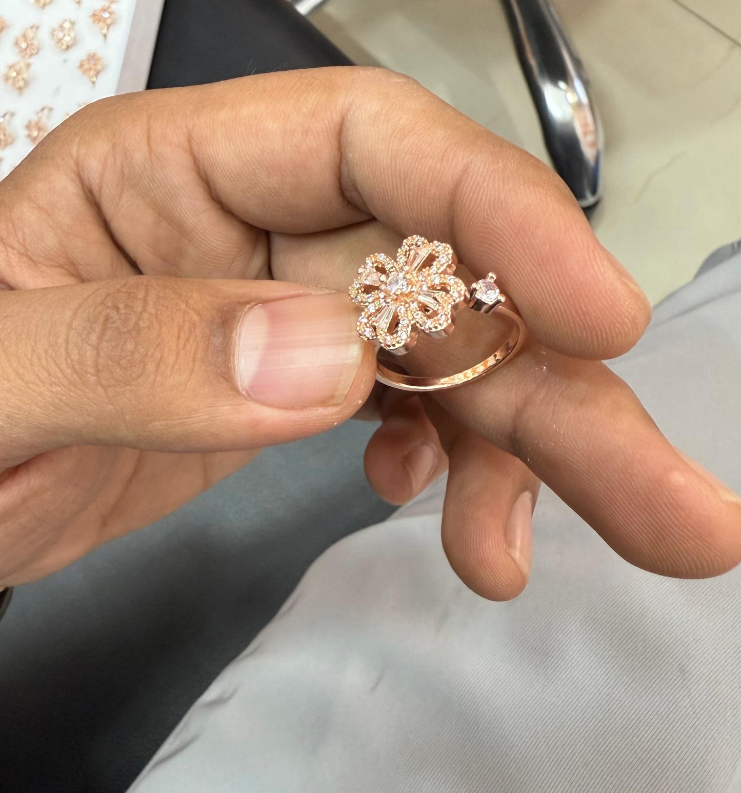 LuckyGleam™ Four-Leaf Clover Spinning Gold Ring – Elegant & Stylish Jewelry